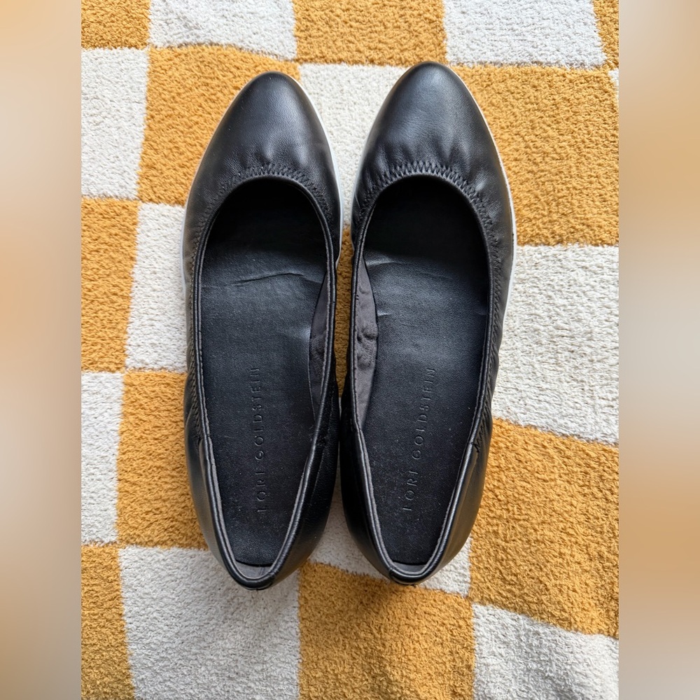Like New Lori Goldstein slip on casual shoe black upper white athletic sole sz 8